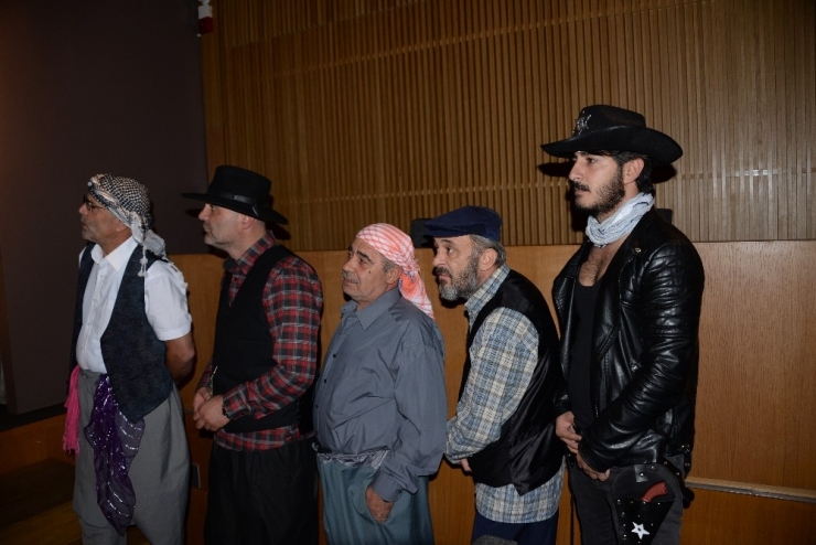 Sağlık Çalışanları ’Erkekler Köyü’ Oyunuyla Tam Not Aldı