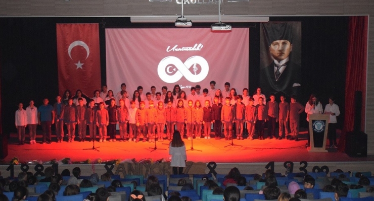 Minik Öğrenciler Atatürk’ü Andı