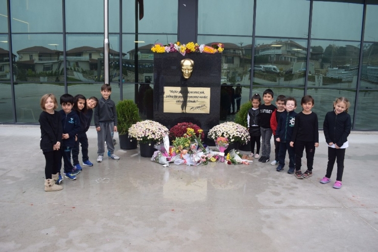 Minik Öğrenciler Atatürk’ü Andı