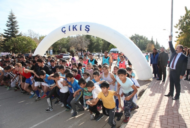 Gaün’de Öğrenciler Ulu Önder Atatürk Anısına Koştu