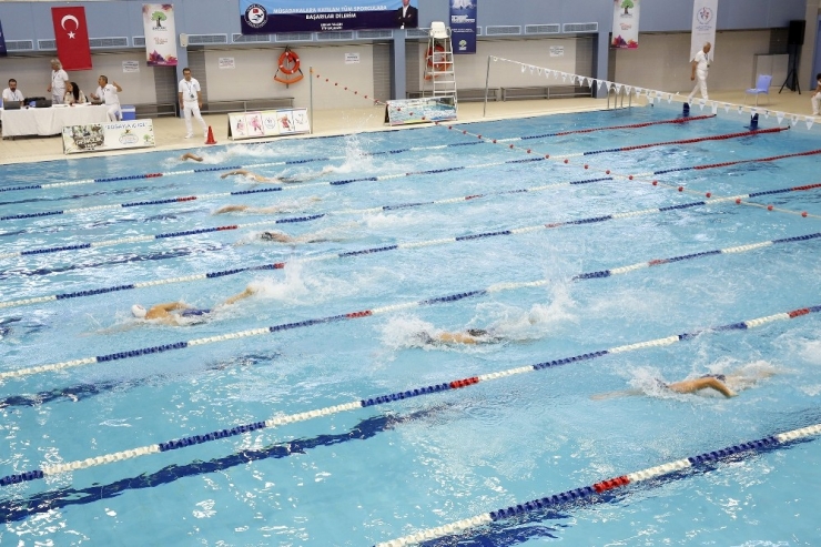 Alleben’de Kulaçlar, Ata’yı Saygı İçin Atıldı