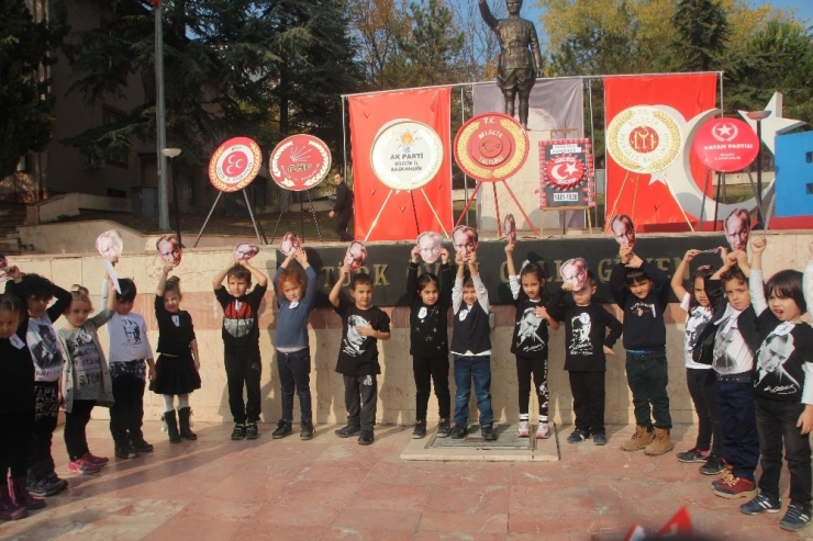 Minik Eller Atatürk Anıtına Çelenk Bıraktı