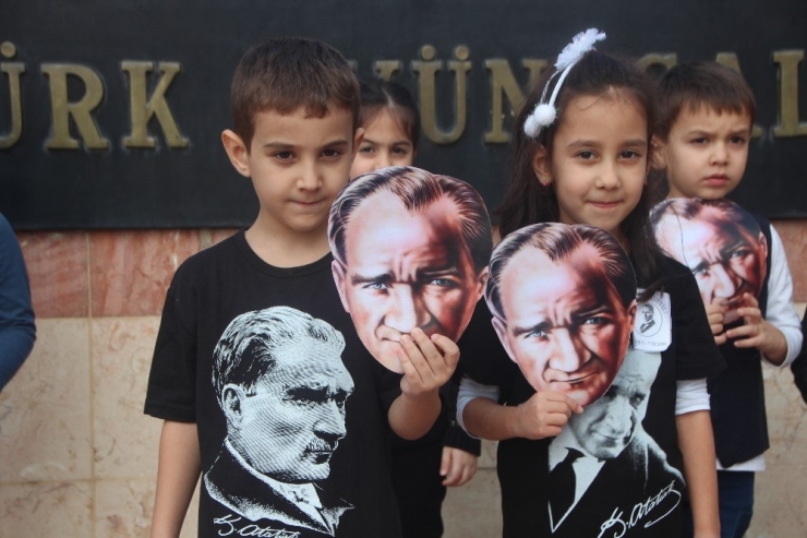 Minik Eller Atatürk Anıtına Çelenk Bıraktı