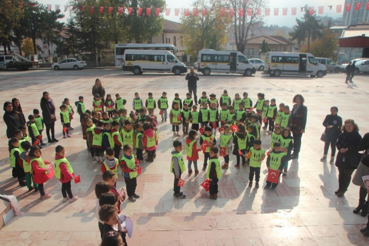 Minik Eller Atatürk Anıtına Çelenk Bıraktı