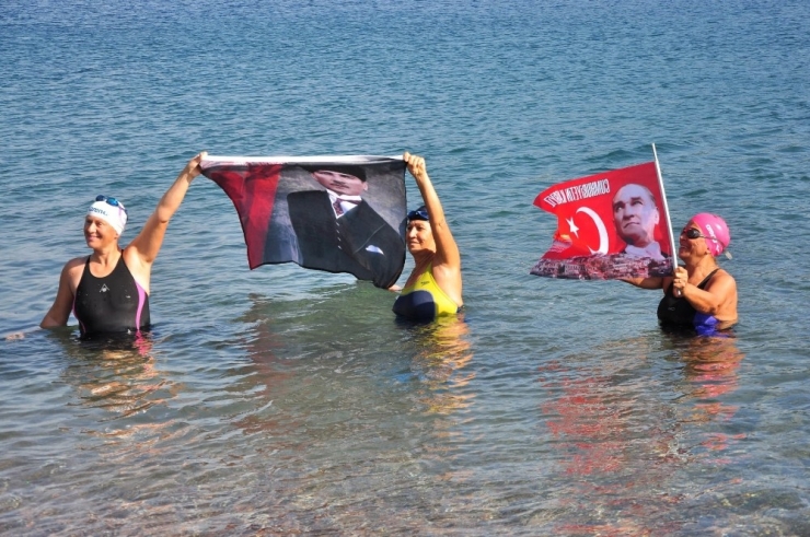 Atatürk’e Saygı İçin Yüzdüler