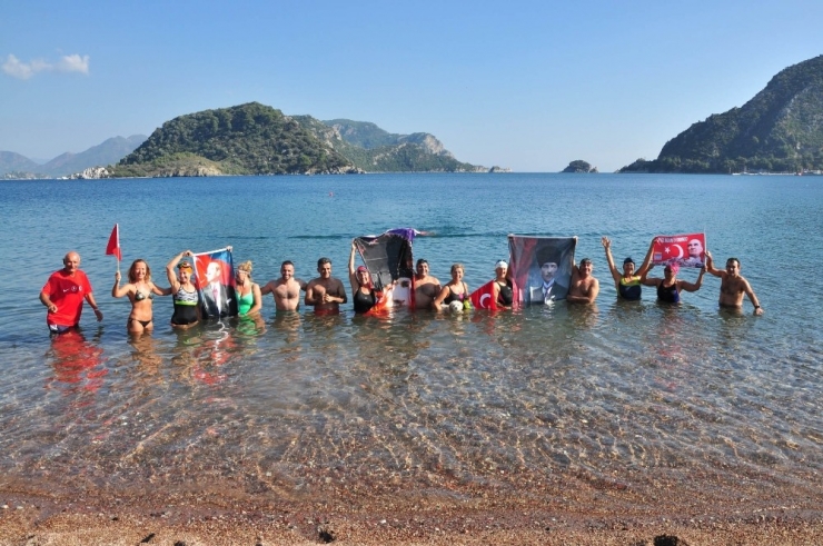 Atatürk’e Saygı İçin Yüzdüler