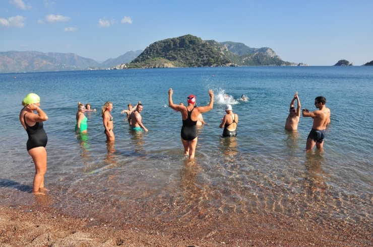 Atatürk’e Saygı İçin Yüzdüler