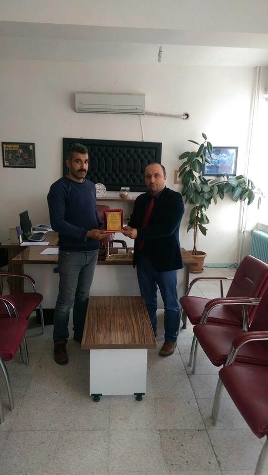 Okulun Tadilatını Yapan Veliye Plaket Verildi