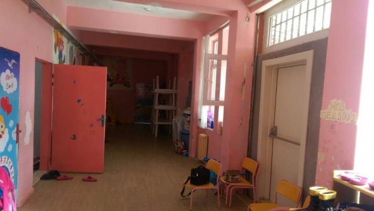 Okulun Tadilatını Yapan Veliye Plaket Verildi