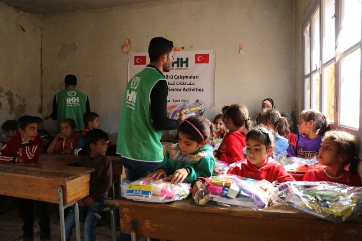 Savaş Mağduru Öğrencilere Kırtasiye Ve Kışlık Yardım