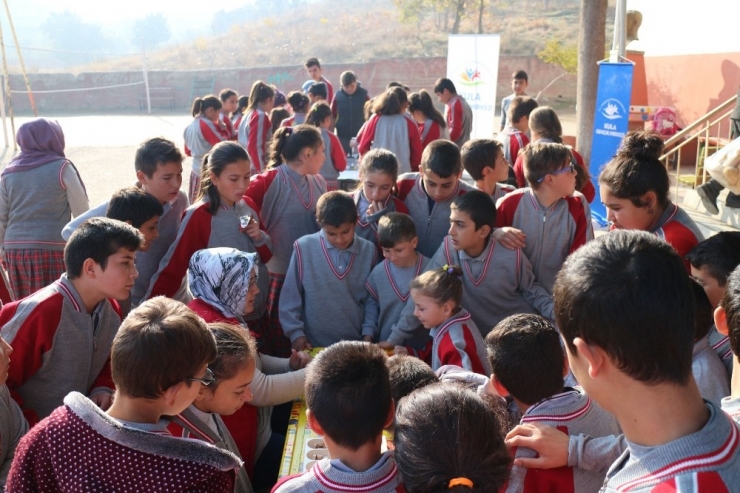 Kula Gençlik Merkezi Kırsal Mahallelerdeki Çocuklarla Buluşuyor