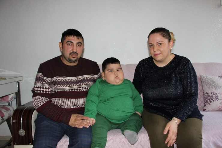 2 Yaşında 37 Kilo Olan Yağız Bebek İlacına Kavuştu