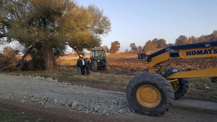 Pazaryeri’nde Arazi Yollarına Stabilize Malzeme Dökme Çalışmaları Yapılıyor