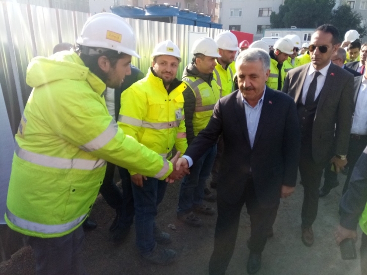 Bakan Arslan, Gebze- Halkalı Arasında Devam Eden Banliyo Tren Hattındaki Çalışmaları İnceledi