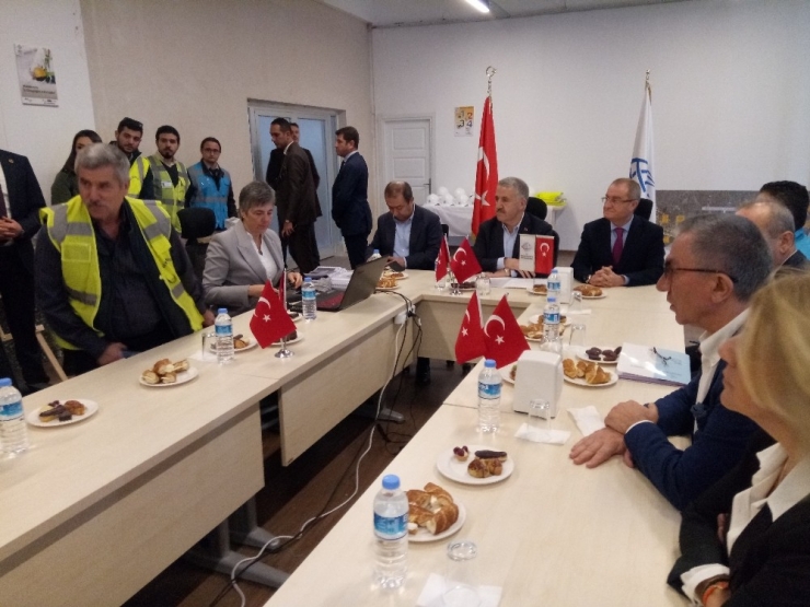 Bakan Arslan, Gebze- Halkalı Arasında Devam Eden Banliyo Tren Hattındaki Çalışmaları İnceledi