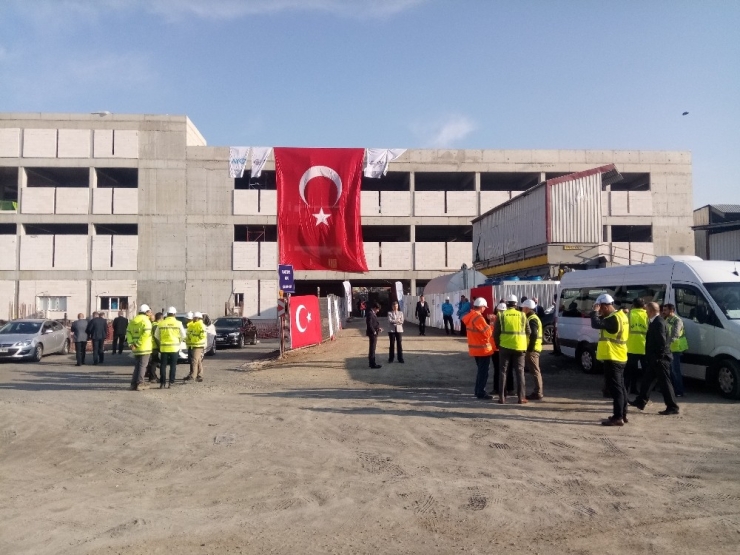 Bakan Arslan, Gebze- Halkalı Arasında Devam Eden Banliyo Tren Hattındaki Çalışmaları İnceledi