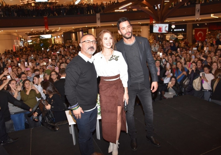 ’Mutluluk Zamanı’nın İzmir Galasına Büyük İlgi