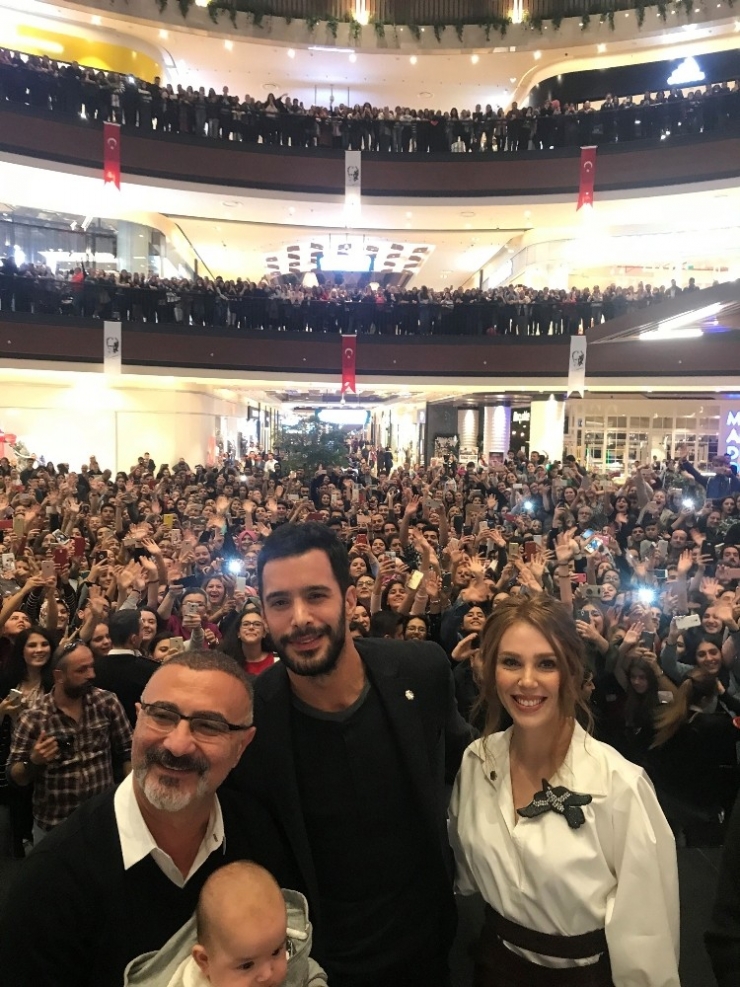 ’Mutluluk Zamanı’nın İzmir Galasına Büyük İlgi