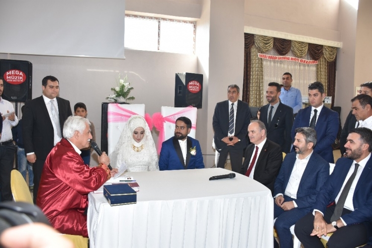 Bakan Özlü, Adıyaman’da Düğün Merasimine Katıldı