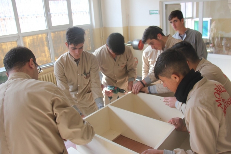 İşçi Öğrenciler, Okula 300 Bin Lira Kazandırdı