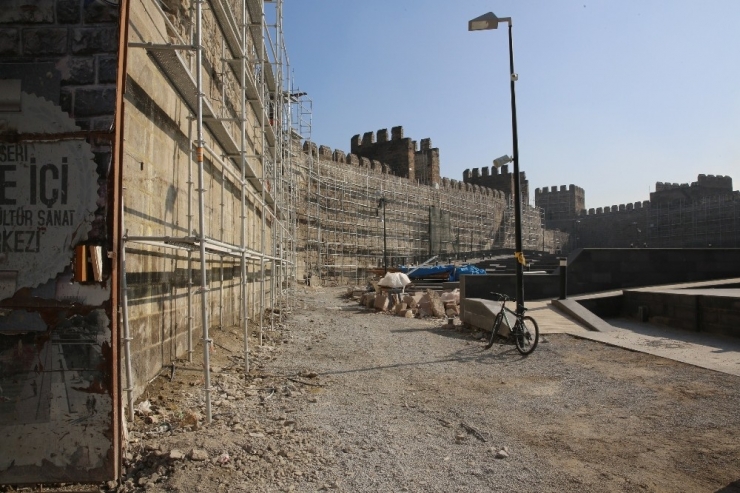 Başkan Çelik, Tarihi Kayseri Kalesi’ndeki Restorasyon Çalışmalarını Takip Etti