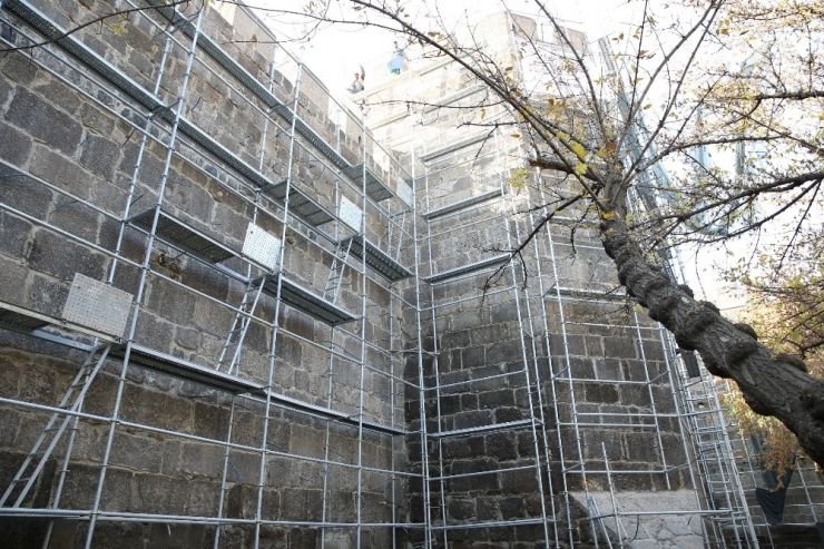 Başkan Çelik, Tarihi Kayseri Kalesi’ndeki Restorasyon Çalışmalarını Takip Etti