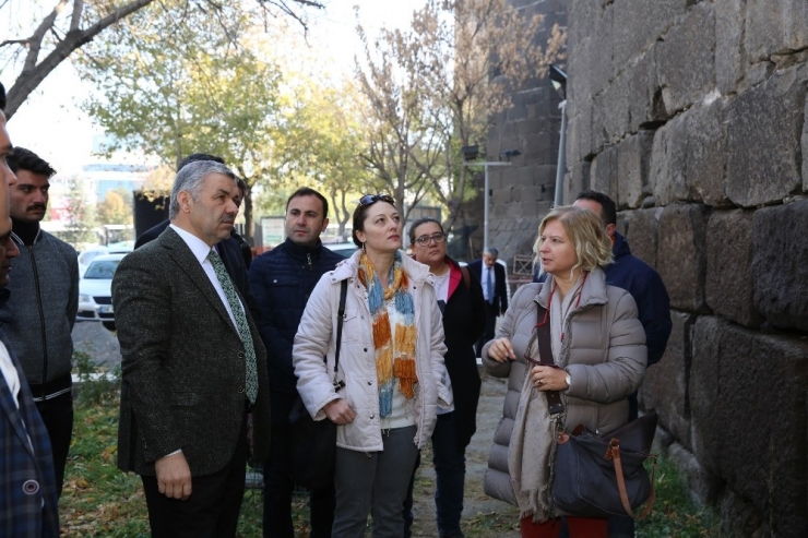 Başkan Çelik, Tarihi Kayseri Kalesi’ndeki Restorasyon Çalışmalarını Takip Etti