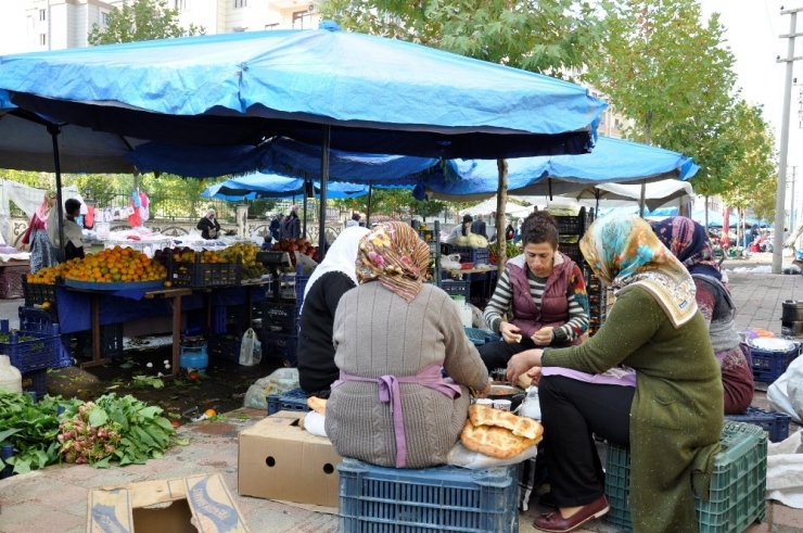 Evde Oturmak Yerine Çalışıp Hayalindeki Arabayı Aldı