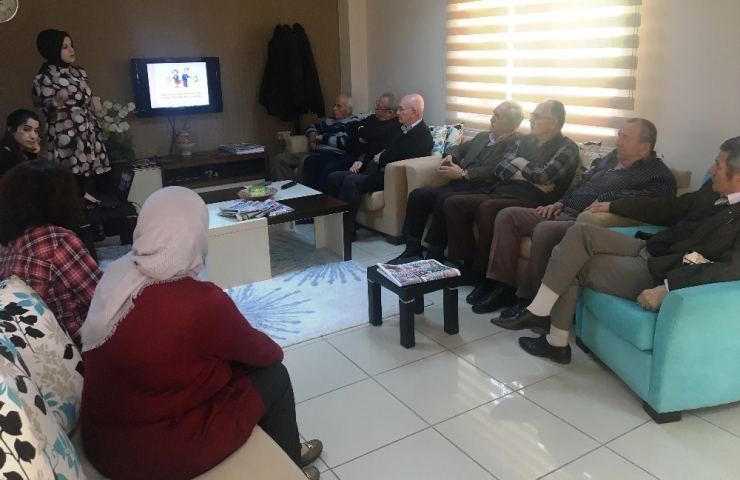 İzmit Belediyesi İle Kocaeli Barosu Kadınlara Haklarını Anlatılıyor