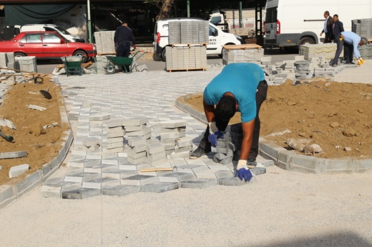 Burhaniye’de Pazardan Dönen Vatandaşa Dinlenme Yeri Yapılıyor