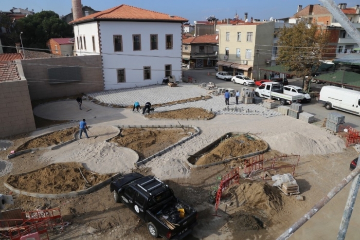 Burhaniye’de Pazardan Dönen Vatandaşa Dinlenme Yeri Yapılıyor