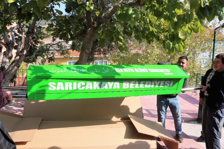 Hediye Tabutun İçine Girip Kendini Taşıttı