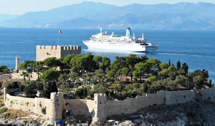 Kuşadası Sonbaharda Açan Çiçekleri İle Ayrı Bir Güzel