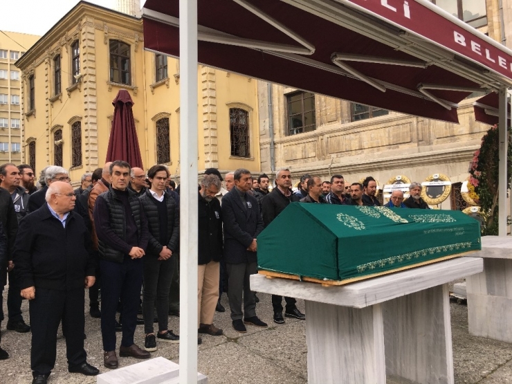 Sertab Erener Babasını Son Yolculuğuna Uğurladı