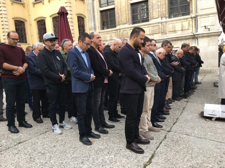 Sertab Erener Babasını Son Yolculuğuna Uğurladı