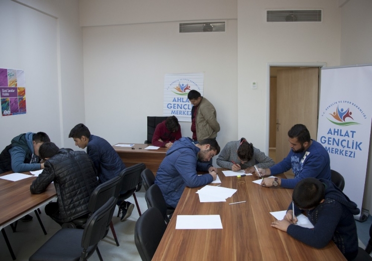 Ahlatlı Gençler Karikatür Öğreniyor