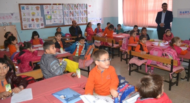 Altınova Belediye Başkanı Oral, Minik Öğrencilerin Dersine Girdi