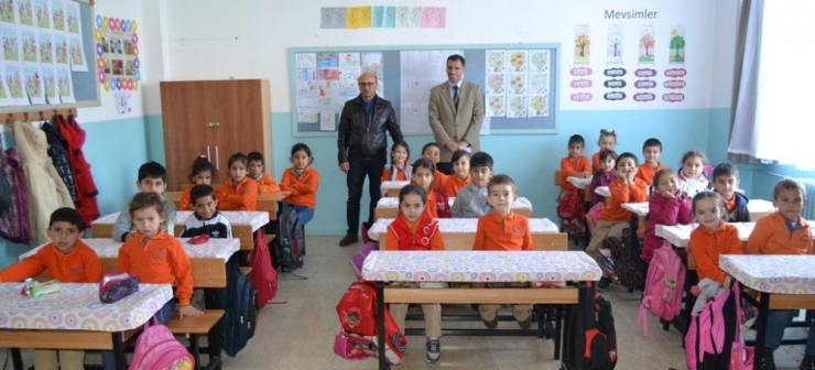 Altınova Belediye Başkanı Oral, Minik Öğrencilerin Dersine Girdi