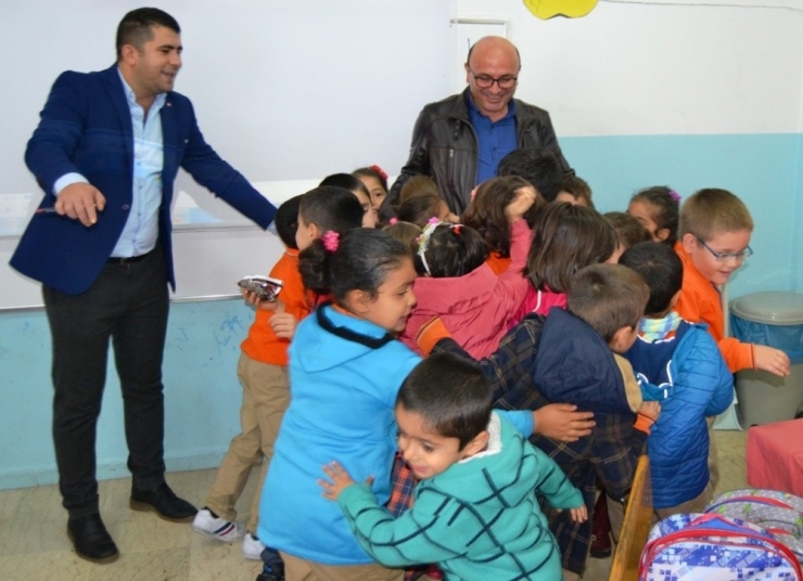 Altınova Belediye Başkanı Oral, Minik Öğrencilerin Dersine Girdi