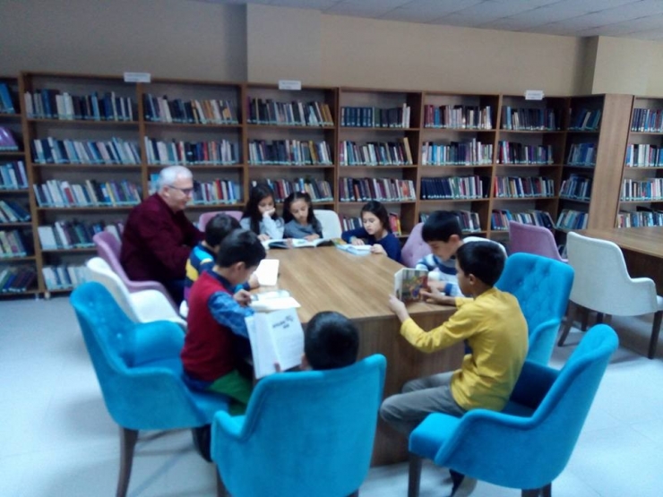 İlkokul Öğrencileri Hafta Sonu Kütüphanede