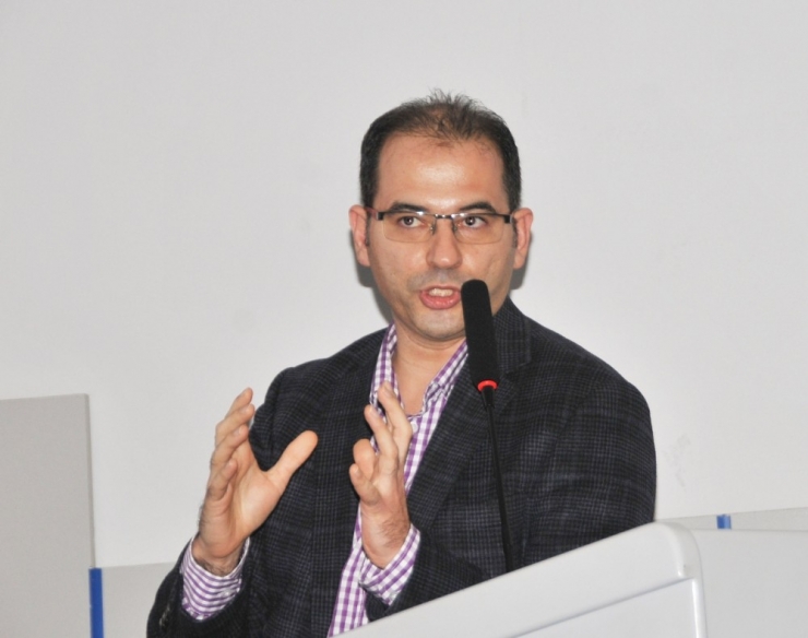 Op. Dr. Ecel: "Mıknatısla Gözünü Tedavi Eden Var"