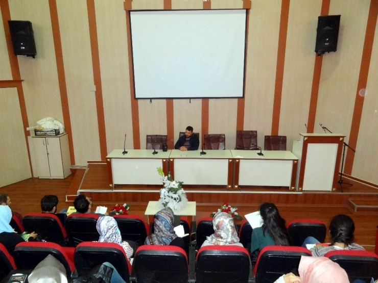 Üniversite De Okuma Etkinlikleri Devam Ediyor