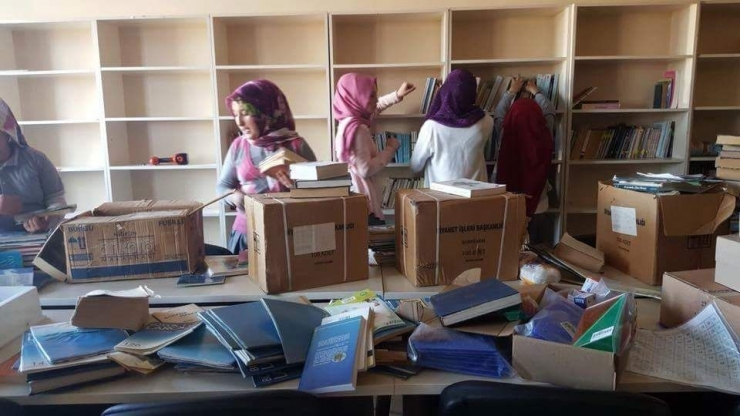 Öğretmen Ve Öğrencilerin Girişimiyle Okula Kütüphane Kuruldu