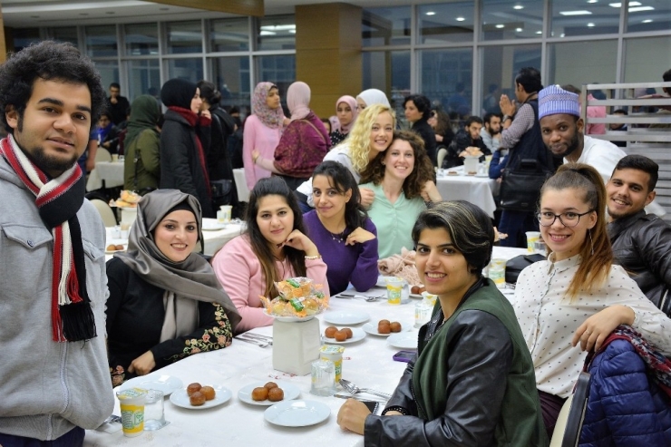 Uluslararası Öğrenciler Yemekte Buluştu
