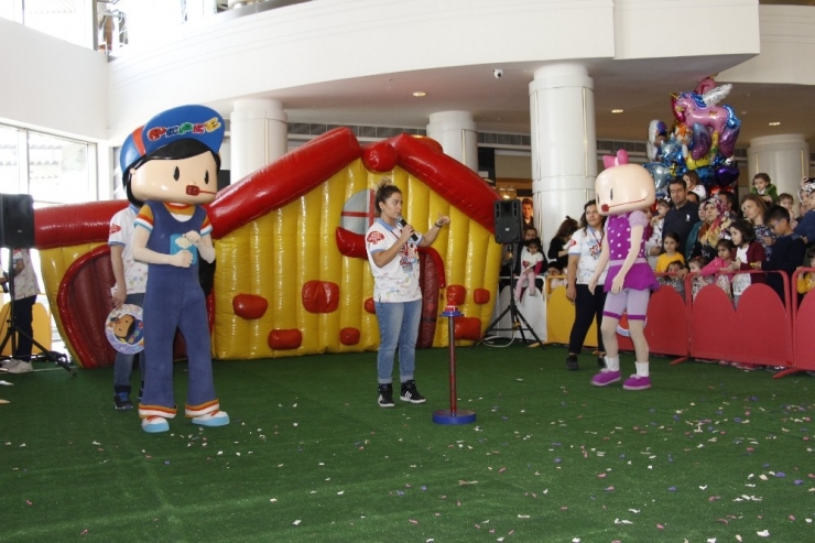 Pepee, Neoplus’ta Minik Hayranlarıyla Buluştu