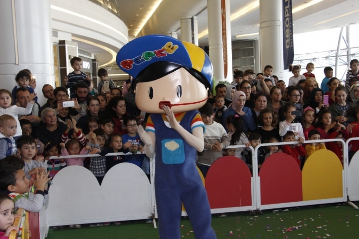 Pepee, Neoplus’ta Minik Hayranlarıyla Buluştu