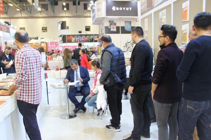 Ünlü Edebiyatçı Hayati İnanç Okurlarıyla Buluştu