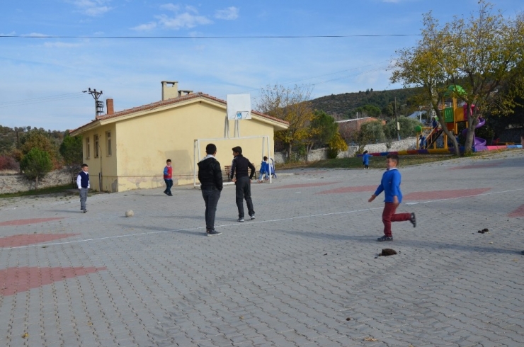 Yunusemre’de Okul Bahçeleri Spor Alanına Dönüşüyor