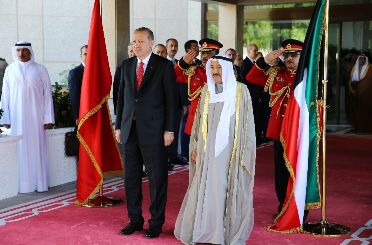 Cumhurbaşkanı Erdoğan, Kuveyt’te Resmi Törenle Karşılandı