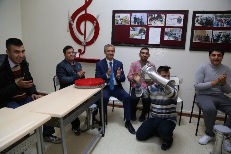 Tahmazoğlu Down Sendromlu Çocukları Ziyaret Etti